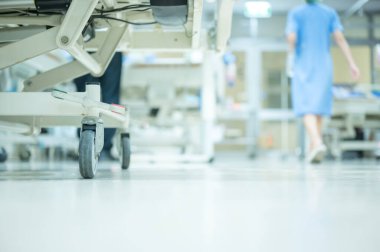 Hemşireler hastaları görmeye gidiyor ve yoğun bakım odasının temizliğini kontrol ediyorlar..