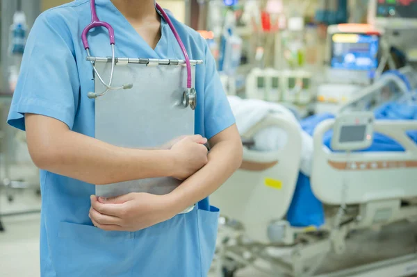 Una Enfermera Tiene Una Historia Del Paciente Mano Estetoscopio Alrededor — Foto de Stock