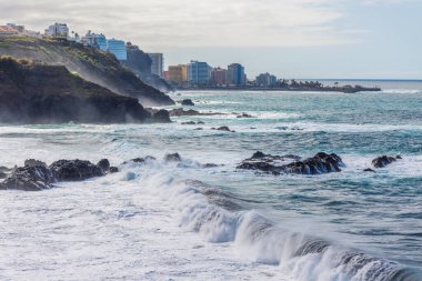 İspanya, Tenerife Adası 'ndaki kayalık sahil şeridinde dramatik dalgalar