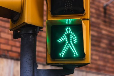 Şehirdeki yayalar için yeşil ışık. Kentsel çevrede güvenlik düzenlemeleri.