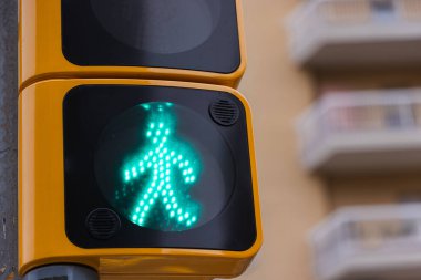 Şehirdeki yayalar için yeşil ışık. Kentsel çevrede güvenlik düzenlemeleri.