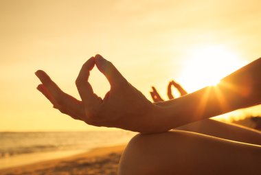 Sahilde meditasyon