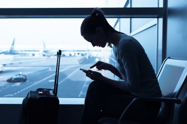 Cep telefonu kullanan kadın 