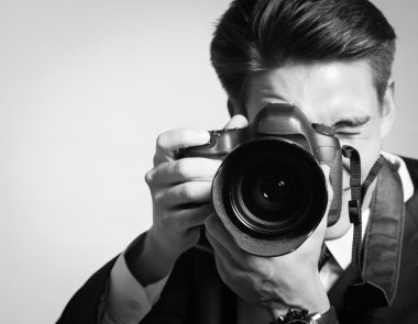 profesyonel fotoğraf makinesi kullanan adam