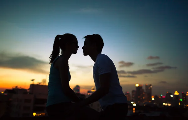 Романтична пара цілується в місті — стокове фото