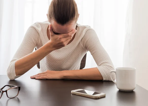 Jonge vrouw benadrukt — Stockfoto