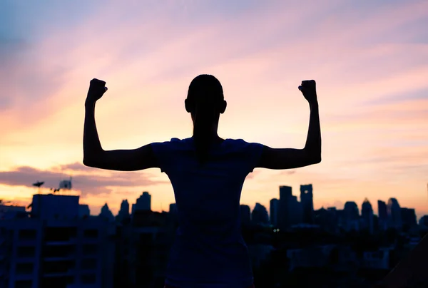 Mujer fuerte y confiada en la ciudad — Foto de Stock