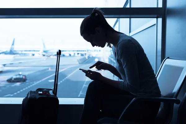 Vrouw met mobiele telefoon — Stockfoto