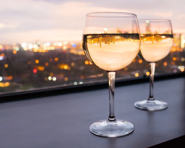 Bicchieri di vino bianco con vista sulla città — Foto Stock