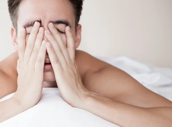 Uomo con mancanza di sonno — Foto Stock