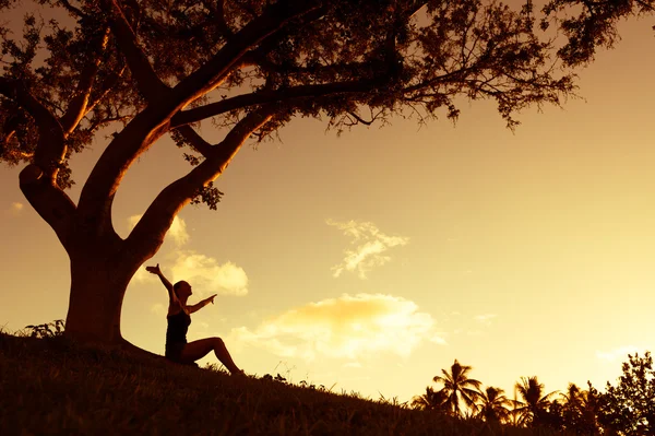 Mujer con las manos levantadas al atardecer — Foto de Stock