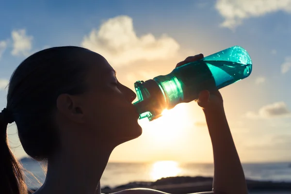 Mujer agua potable —  Fotos de Stock