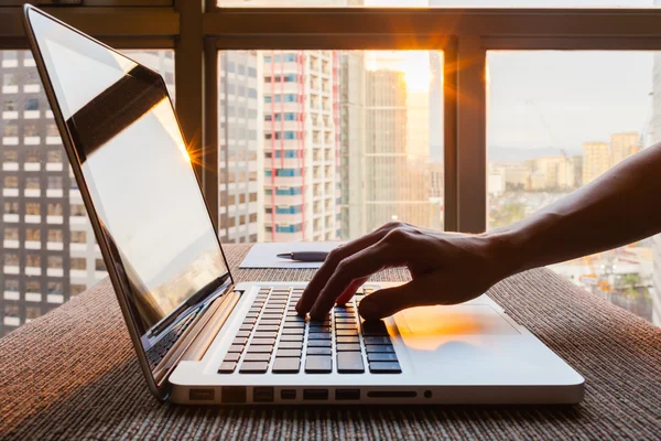 Met behulp van laptop computer — Stockfoto