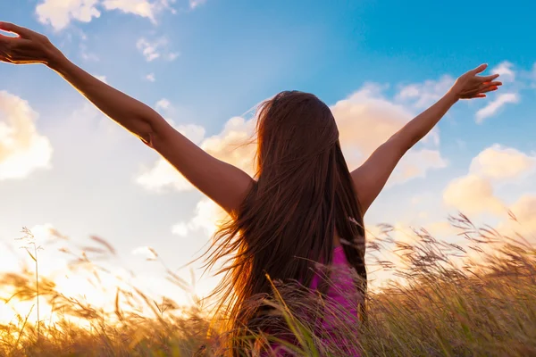 Menina desfrutando da liberdade . — Fotografia de Stock