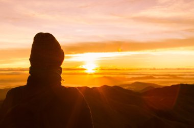 Uzun yürüyüşe çıkan kimse izlemek güzel gündoğumu