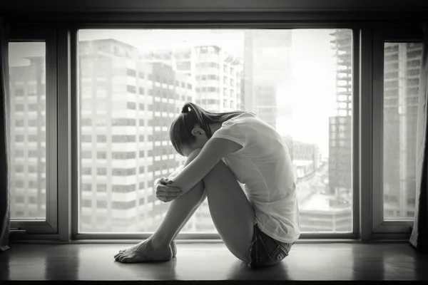 Sad young woman in the city — Stock Photo, Image