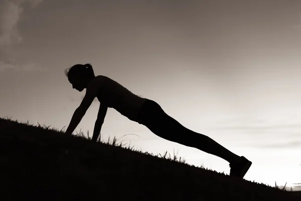 Mujer haciendo flexiones . — Foto de Stock