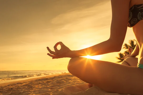 Meditatie op het strand — Stockfoto