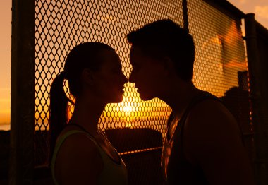 Öpüşen genç çift