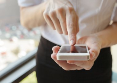 Akıllı telefon kullanan kadın