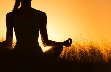 Gün batımında huzurlu meditasyon