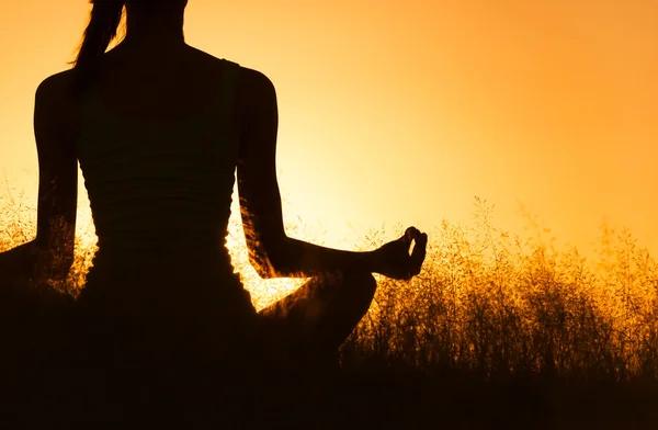 Vreedzame meditatie bij zonsondergang — Stockfoto