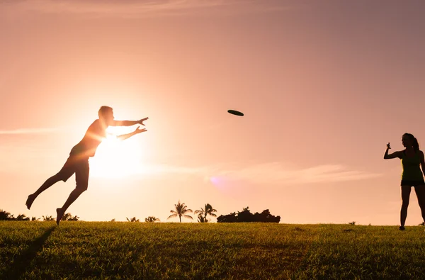 Amigos jugando con frisbee — Foto de Stock