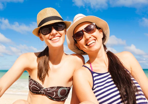 Chicas divirtiéndose en la playa . — Foto de Stock