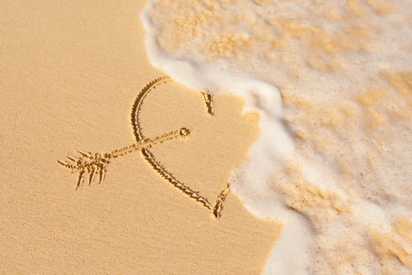 Wave washes over heart in the sand — Stock Photo, Image