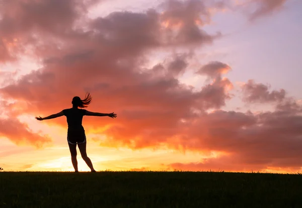 Mujer sintiéndose libre — Foto de Stock