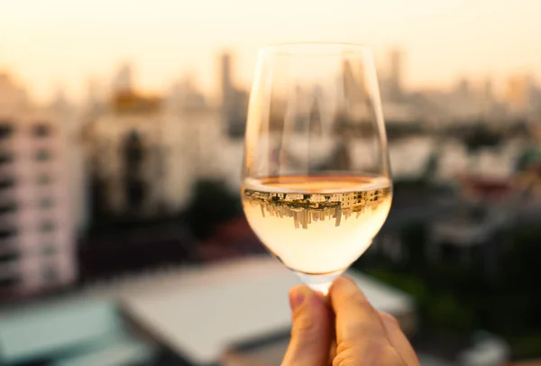 Enjoying wine in the city — Stock Photo, Image