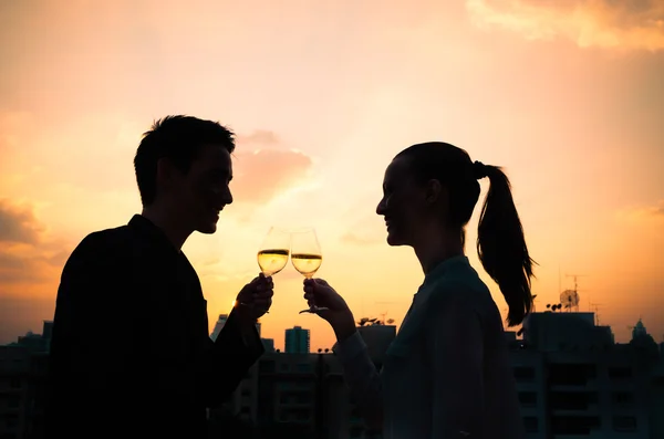 Para pijących wino — Zdjęcie stockowe