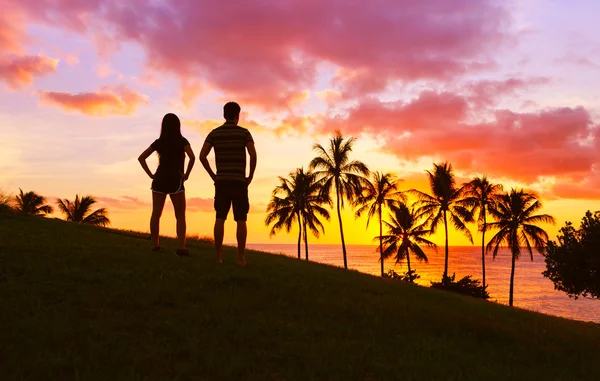 Pareja disfrutando de una hermosa puesta de sol — Foto de Stock