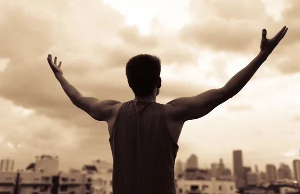 Fitness başarısını kutluyor erkek