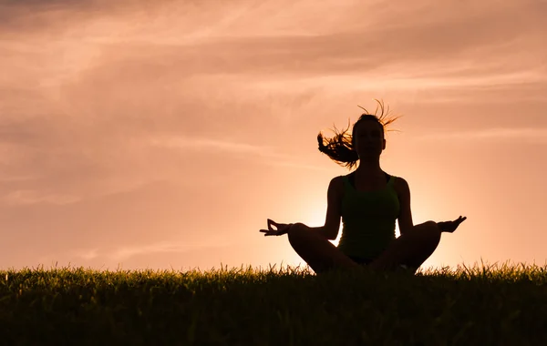 Femme faisant du yoga — Photo