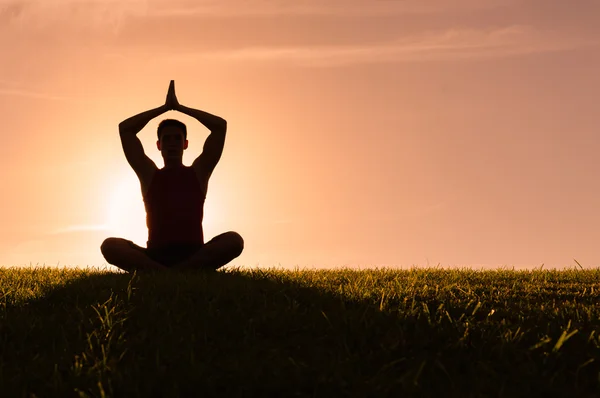 Uomo che fa yoga — Foto Stock