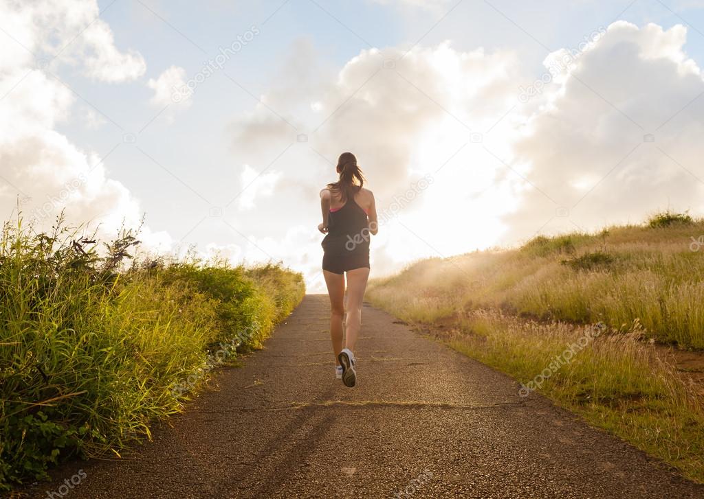 Бегать на дороге. Дорога мимо бежит. Бежит по дороге. Парень убегает. Дорога мимо бежит.