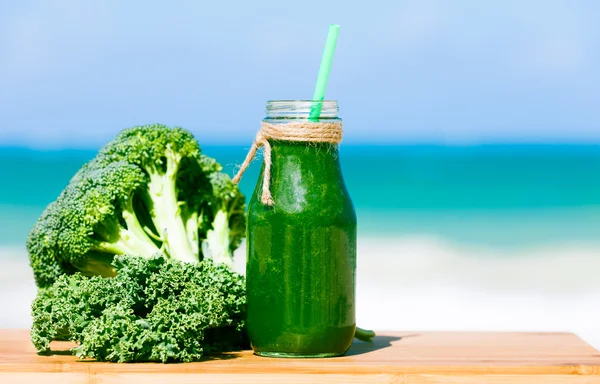 Sağlıklı taze yeşil smoothie — Stok fotoğraf
