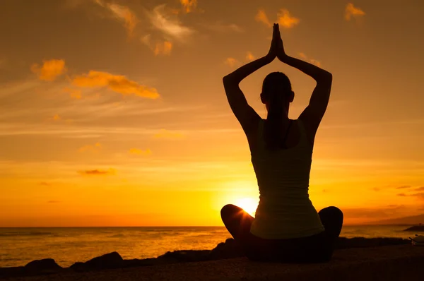 Frau macht Yoga — Stockfoto