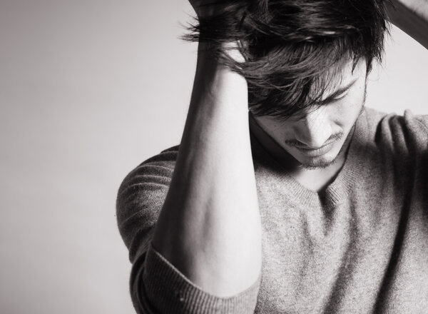 красивый молодой человек 