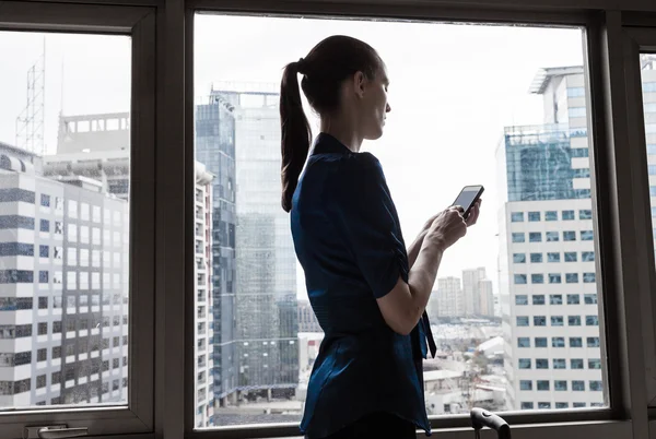 Femme au bureau — Photo