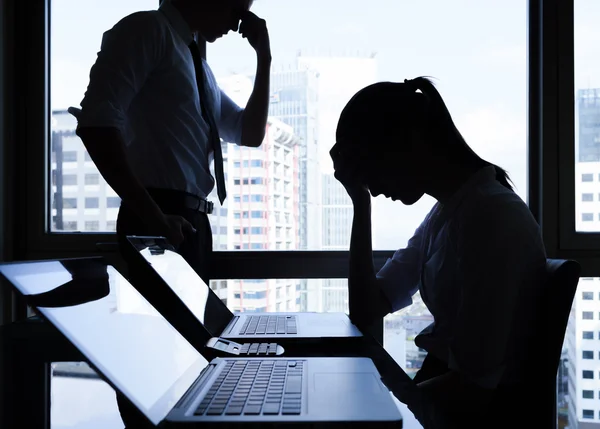 Empresário e empresária estressados no escritório — Fotografia de Stock