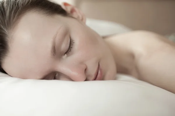 Mulher relaxante no salão de spa — Fotografia de Stock