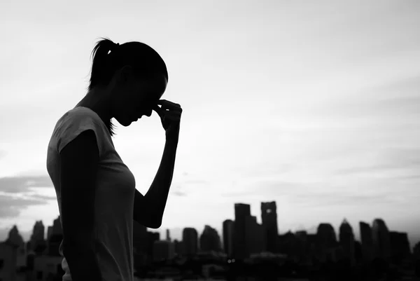 Femme déprimée dans la ville — Photo