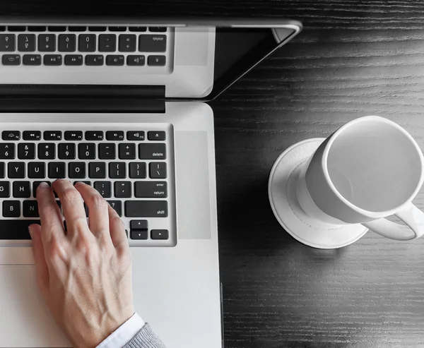 Vrouw werkt op laptop — Stockfoto