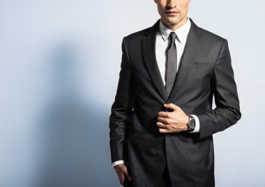 Takım elbiseli adam