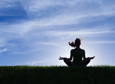 açık havada meditasyon kadın