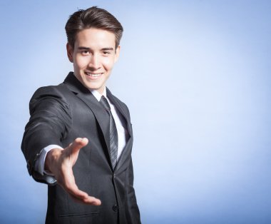  İş adamı elini sıkmak için uzatıyor
