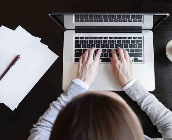 Jonge vrouw die werkt op kantoor — Stockfoto