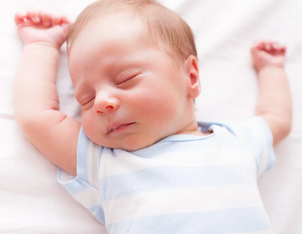 Kis újszülött fiú alszik — Stock Fotó